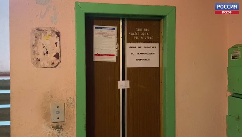 Врачи спасли один палец псковичке, которая получила травму в лифте