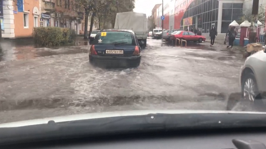 Улицы Великих Лук после сильного дождя ушли под воду