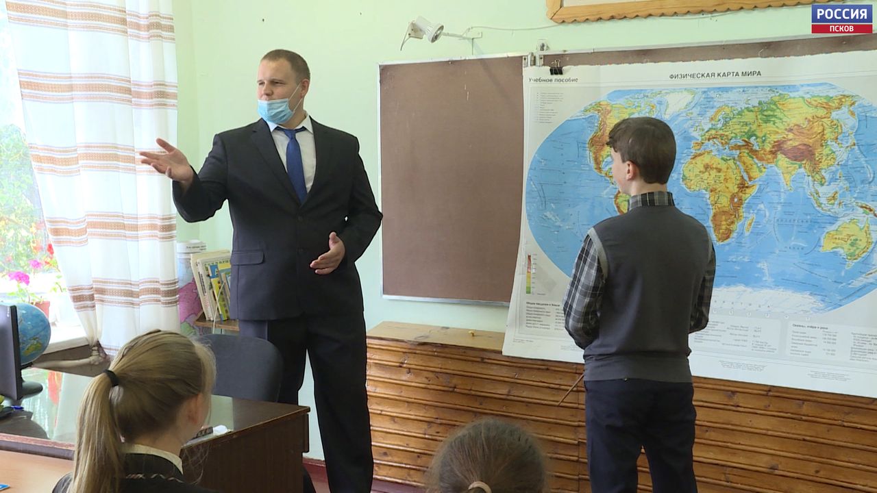 Географ-миллионер. По программе «Земский учитель» в Псковскую глубинку жить и работать переехал молодой специалист