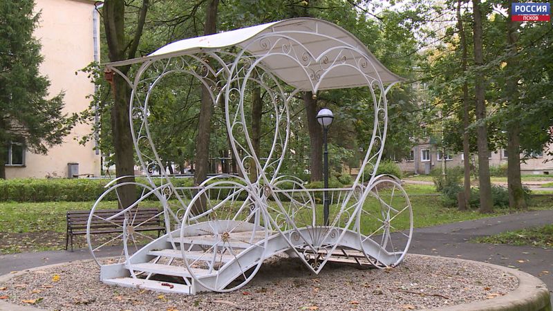 В Порховском сквере установили кованую карету