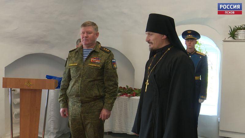 Командующему ВДВ передали архив документов о псковских десантниках, погибших в вооруженных конфликтах