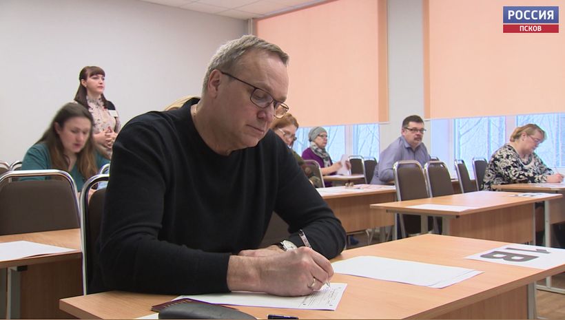 Родители псковских школьников сдают ЕГЭ по русскому языку