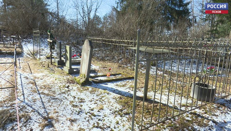 Вандалы разгромили кладбище в Подборовье Псковского района