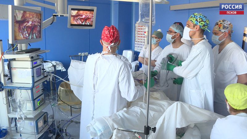 Лучшие онкологи страны сегодня проводят операцию в Псковском онкодиспансере