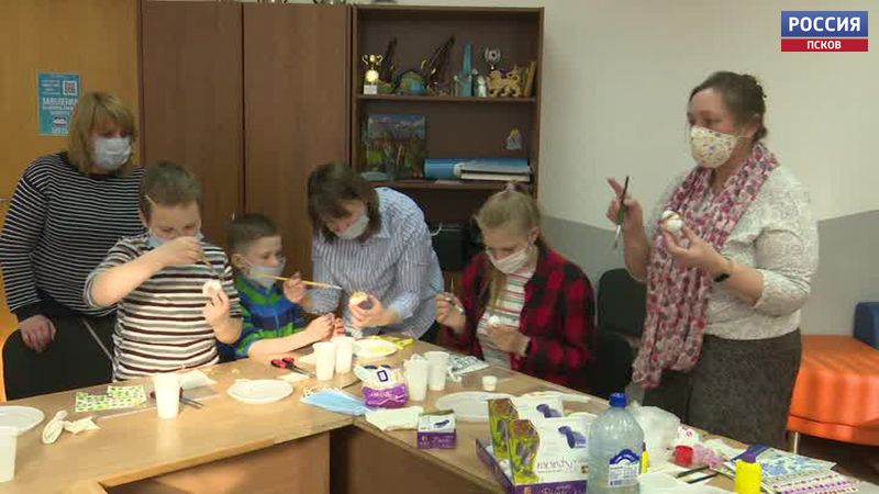 В Пскове прошел мастер-класс по оформлению пасхальных яиц