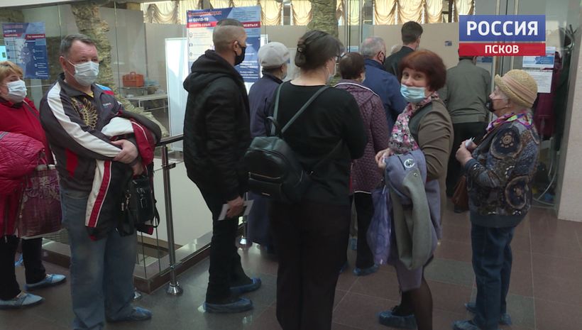 На вакцинацию в псковских торговых центрах образовались очереди