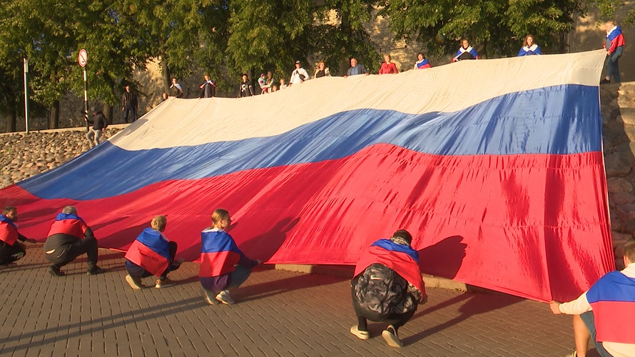 Накануне Дня флага в Пскове прошел патриотический флешмоб