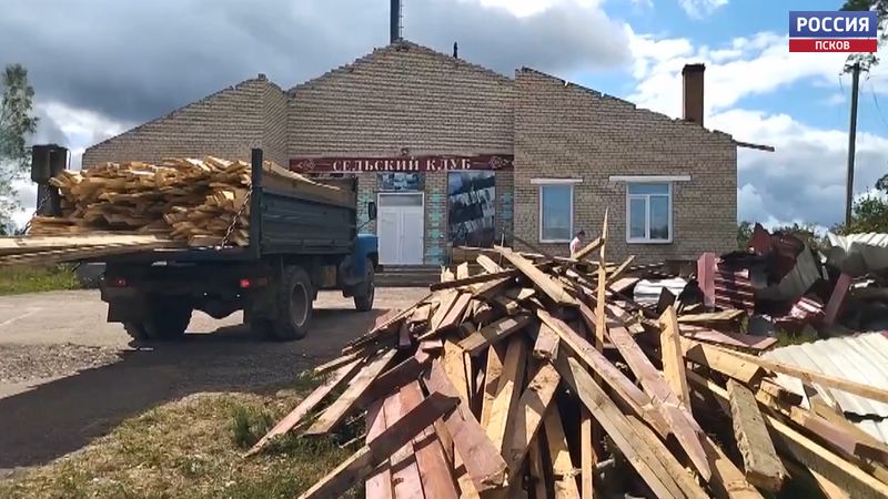 В Себежском районе ветер сорвал крыши с нескольких домов, сельского клуба и школы