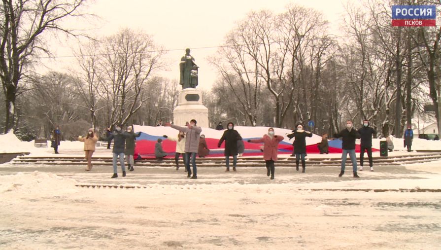 В Пскове в Детском парке развернули 20-метровый российский флаг