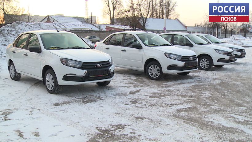 Маломобильным гражданам Псковской области подарили новые адаптивные автомобили