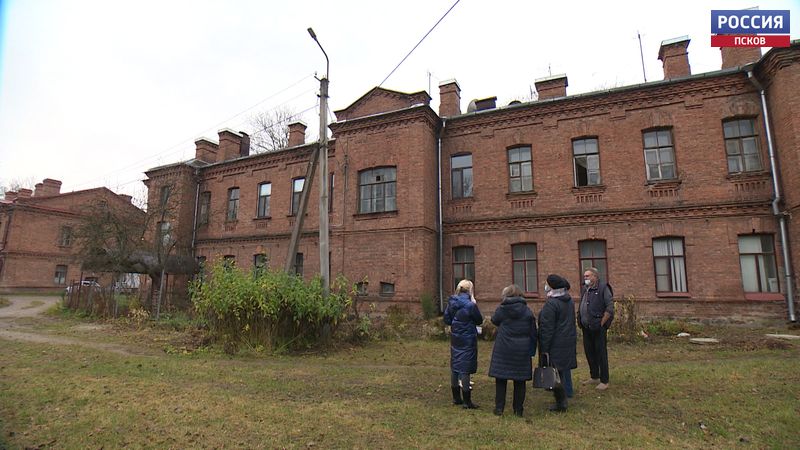 Возможны осадки в виде кирпичей. Жители бывших Омских казарм не могут добиться капремонта