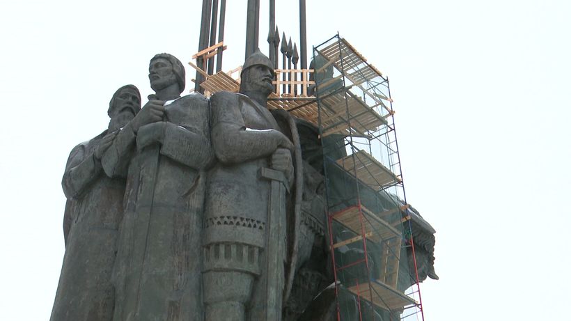 Подрядчик отремонтирует флаги на верхней части монумента Александра Невского на Соколихе