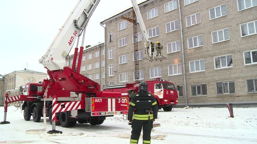 Псковские пожарные провели спасательные учения в общежитии ПсковГУ