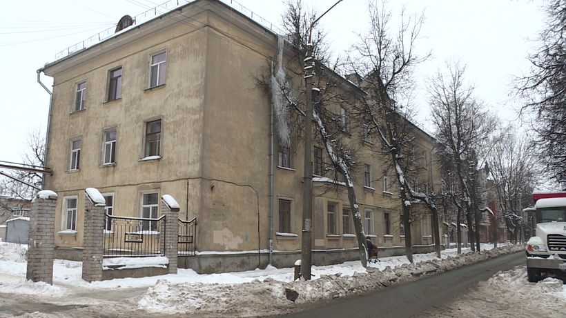 Над головами псковичей нависает угроза в виде сосулек