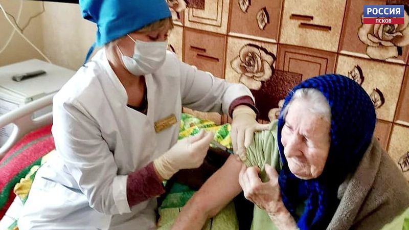 Вторую прививку от коронавируса сделала сегодня одна из старейших жительниц области