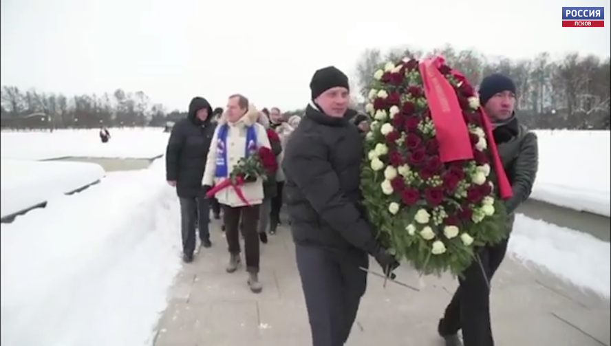 Около трех тысяч человек возложили цветы к захоронениями и мемориалам