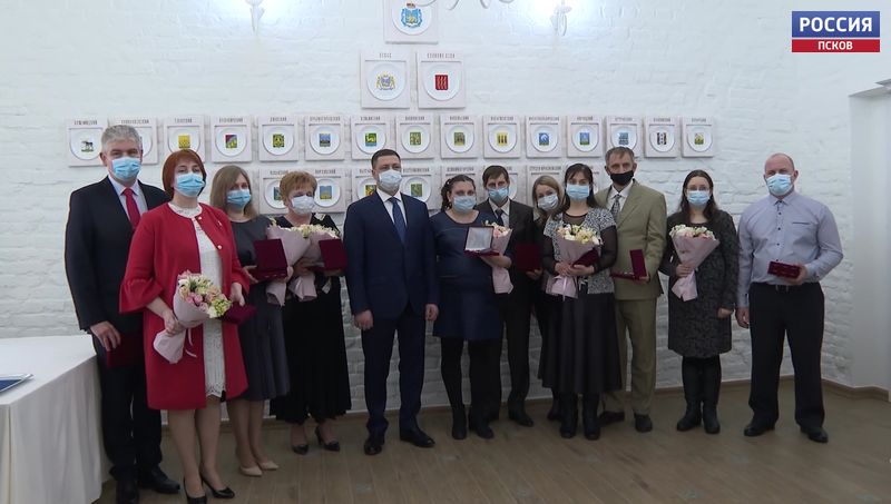 Семь многодетных семей Псковской области получили медаль «Родительская слава»