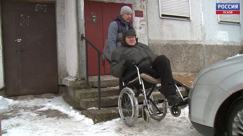 Псковскому инвалиду-колясочнику установили в подъезде небезопасный пандус 