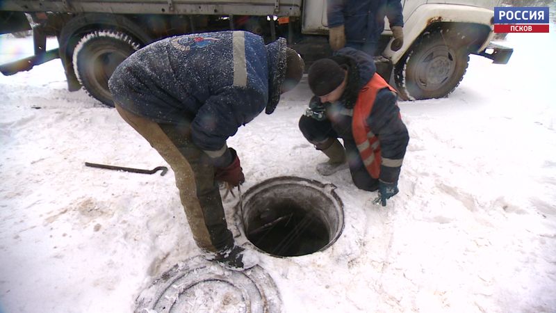 Горячую воду в домах на Завеличье в Пскове отключали для прочистки труб