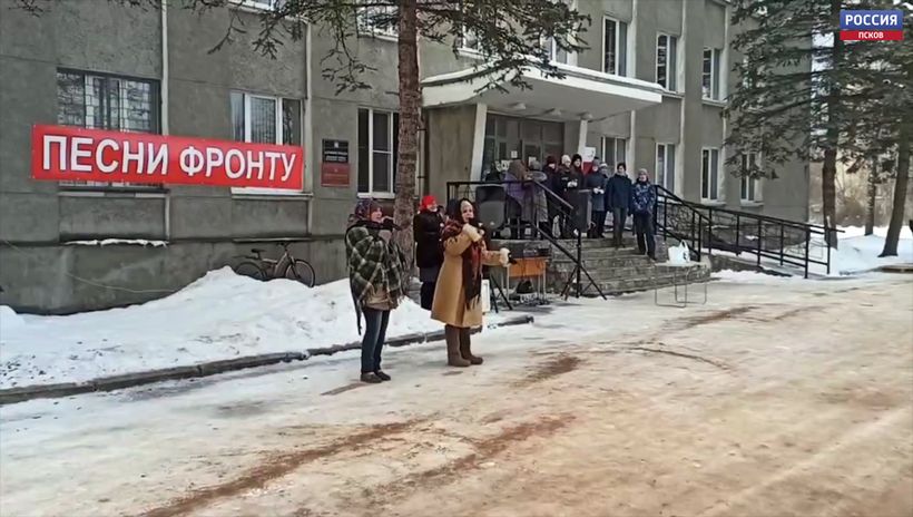 Праздником с солдатской кашей отмечают 77-ю годовщину освобождения в Дно