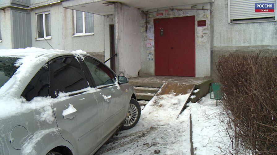 «Вести-Псков» выясняют, кто установил опасный пандус на Коммунальной, 42 в Пскове