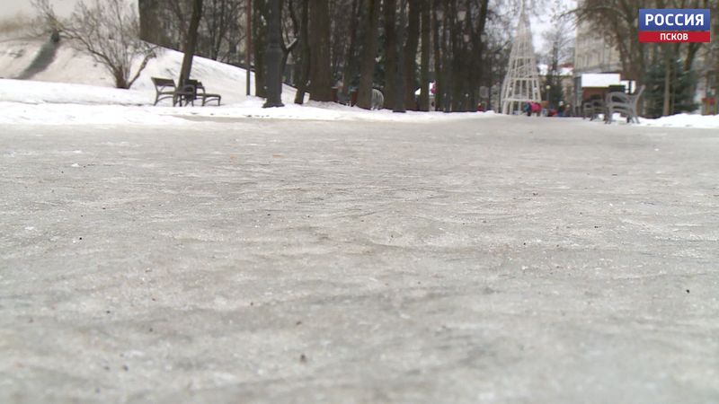 В Пскове коммунальщики обрабатывают от гололёда тротуары и улицы