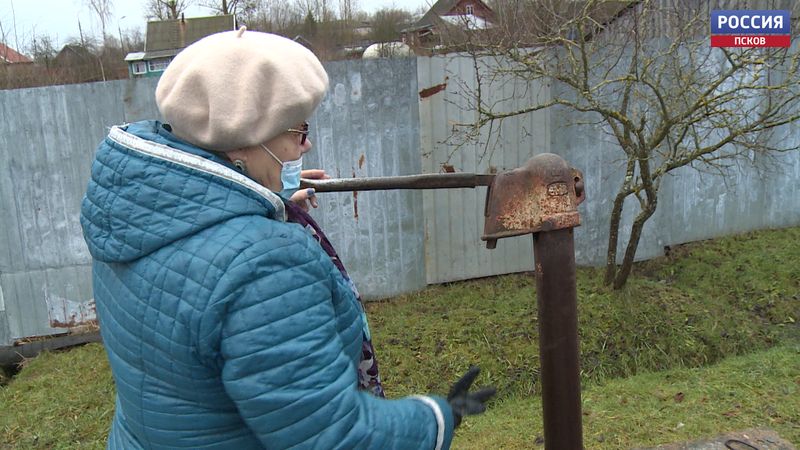 В Дедовичах из-за холодов замерзают водозаборные колонки