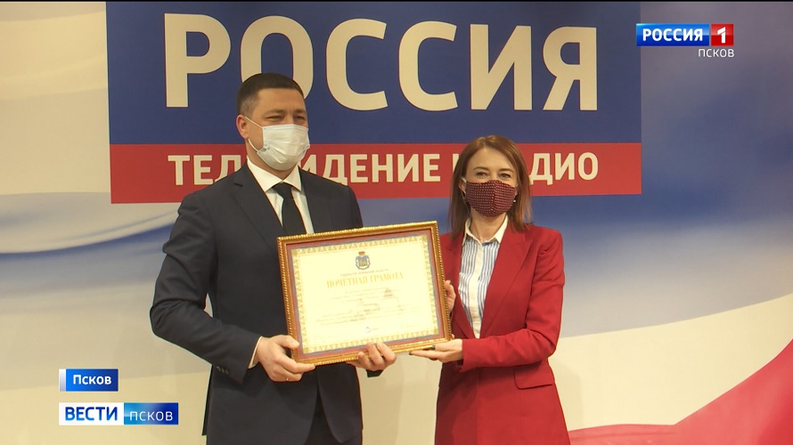 После «Прямой линии» Михаил Ведерников вручил региональные награды сотрудникам ГТРК «Псков»