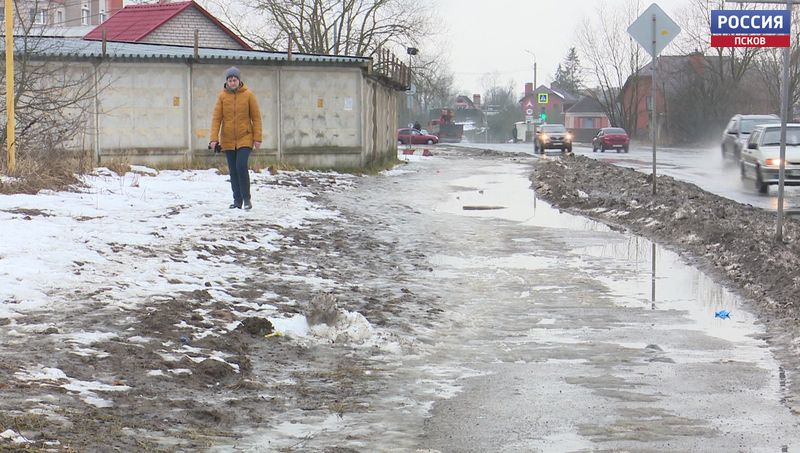Оттепель принесла в Псков огромные лужи и грязь 
