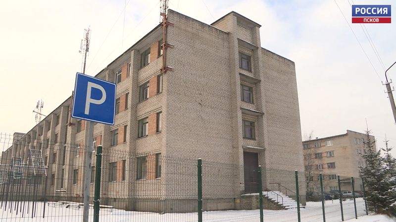 Забор Агротехнического колледжа стал проблемой для пешеходов в Пскове 