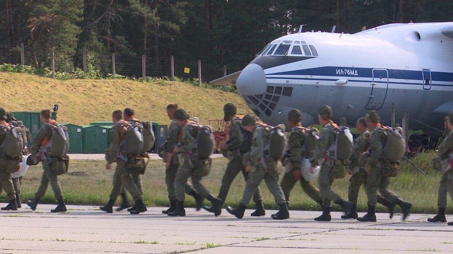 Более 1000 военнослужащих ВДВ сегодня принимают участие в учениях под Псковом
