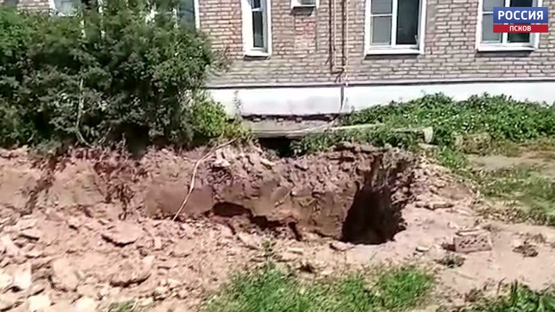 Без коммуникаций и с брошенным котлованом. Жители многоэтажки в Неелово боятся за свои жизни