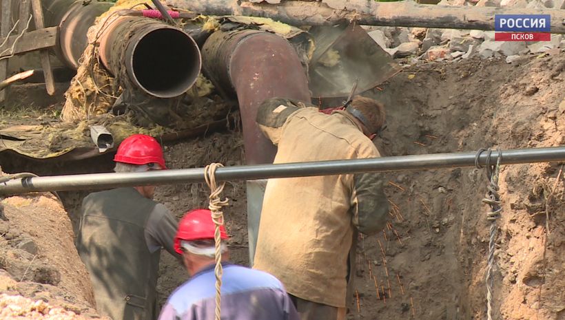 Авария на теплотрассе оставила без горячей воды жителей Острова