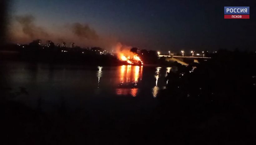 Ночью горела трава у моста Александра Невского в Пскове