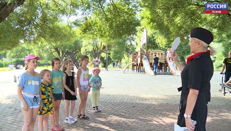 Псковские сотрудники ГИБДД напомнили детям правила дорожного движения