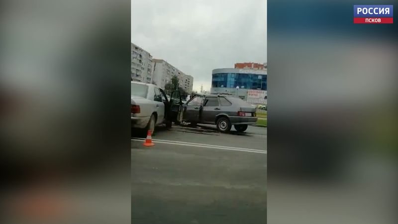 В Пскове на Коммунальной «Мерседес» столкнулся с ВАЗом, есть пострадавшие