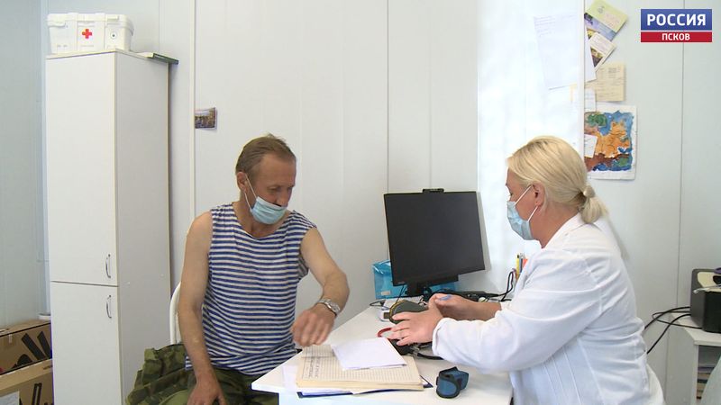 Фельдшер Лариса Зуева отмечает год работы в Кошелевицах Плюсского района