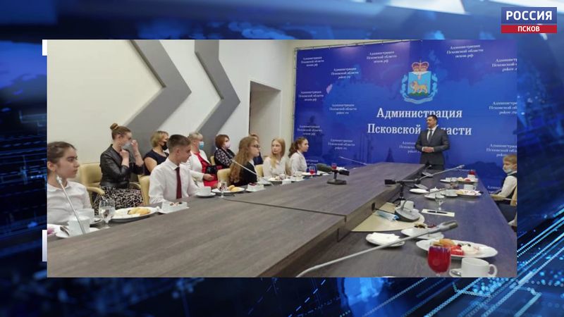 Михаил Ведерников встретился с отличниками