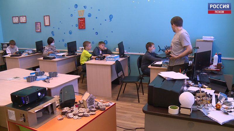 ПДД выучить, и робота собрать. Корреспондент «Вести-Псков» побывал на занятиях «Юного техника»