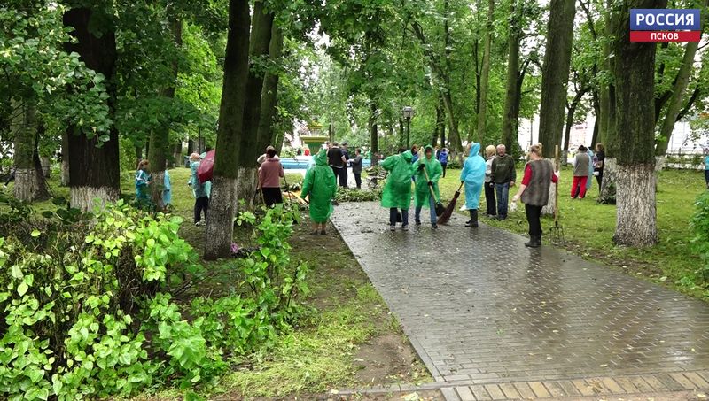 Великие Луки в режиме нон-стоп устраняет последствия урагана