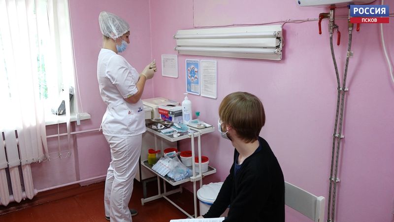 В здравпункте Великолукского медицинского колледжа за день вакцинировались больше пятидесяти человек