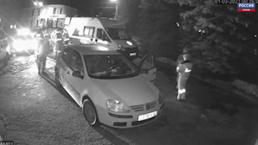 В центре Пскова злоумышленник избил и переехал машиной псковича