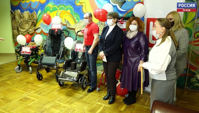Благотворительный фонд «ЛУКОЙЛ» подарил кресла-коляски детям-инвалидам Псковской области