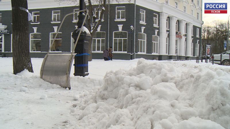 Псков занесло снегом