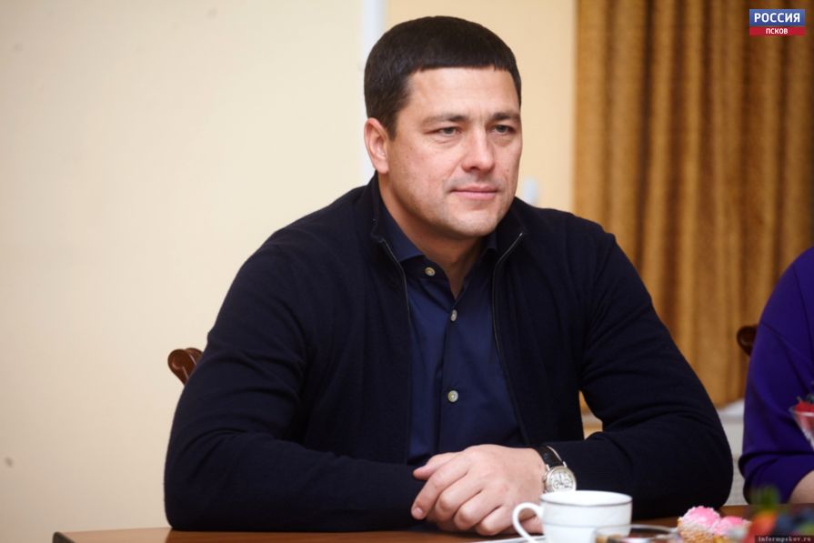 Михаил Ведерников поздравил женщин с Международным женским днём