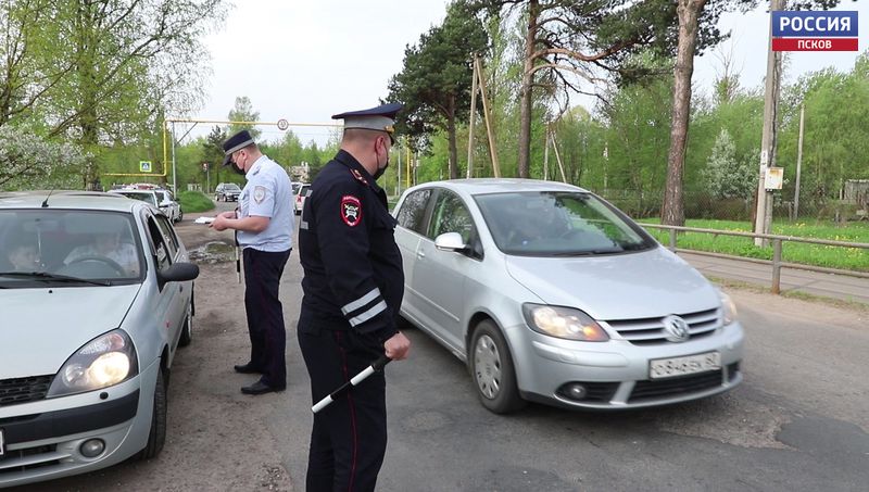 Правила перевозки детей в автомобилях проверили сотрудники ГИБДД в Пскове