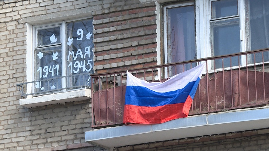 Фотографии своих фронтовиков выставили псковичи на окнах