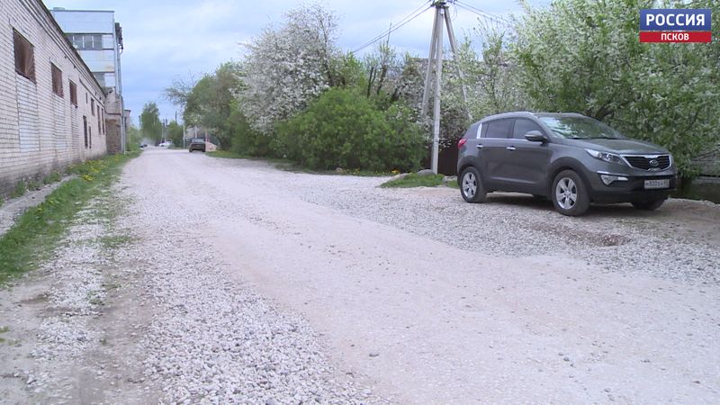 Глубокую яму на улице Матросова в Пскове ликвидировали