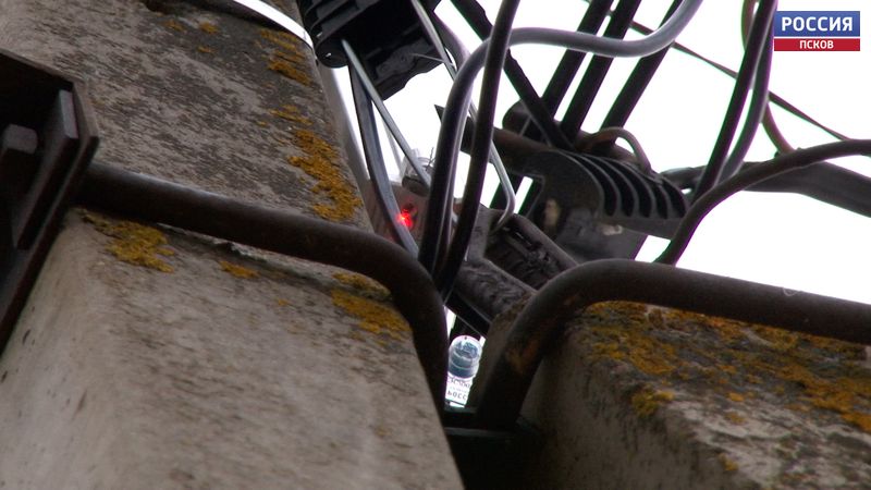 В великолукской деревне ребёнка ударило током из-за неправильного подключения дома к электросети