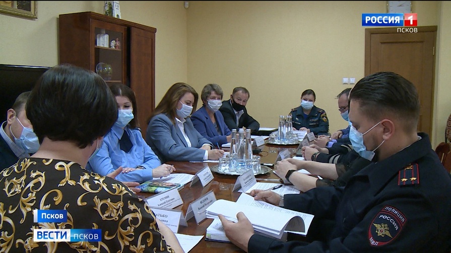 Собираемость налогов и программу поддержки малоимущих семей обсудили на координационном совещании в Псковской Гордуме